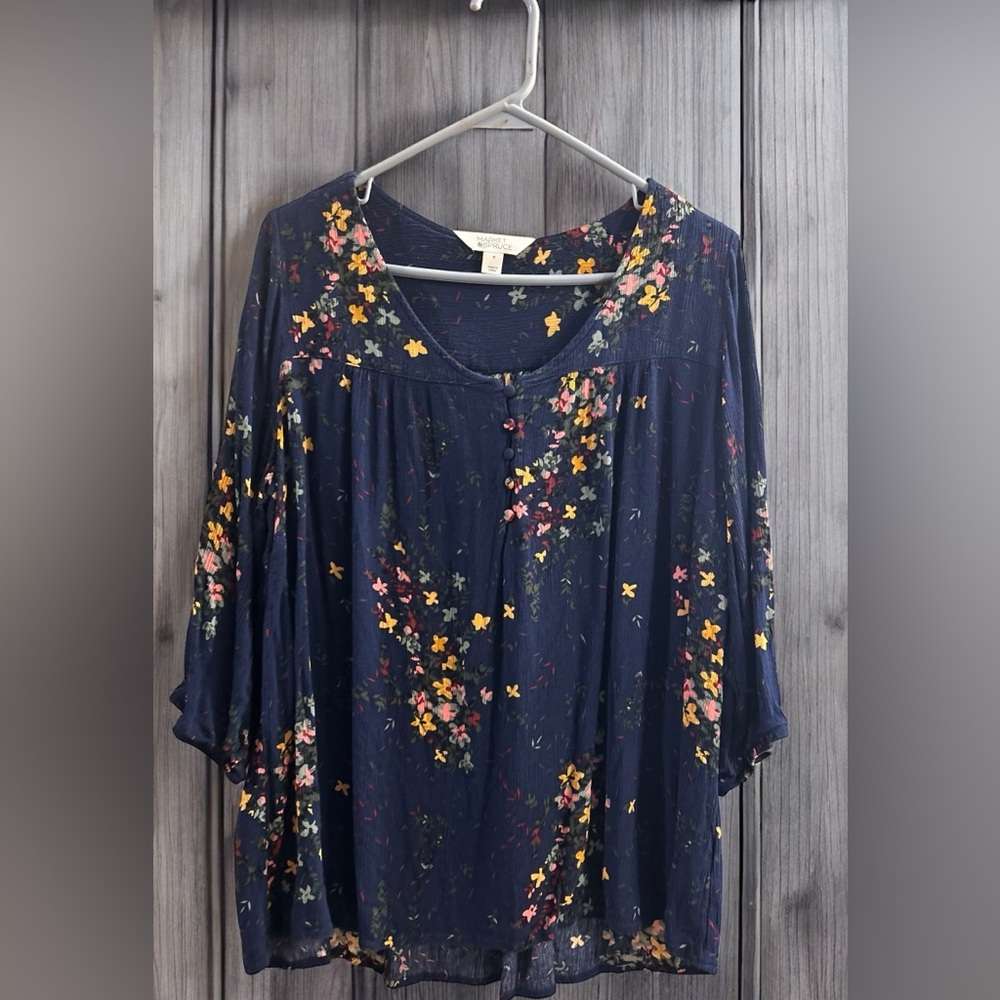 1x Market & Spruce Floral Button Top